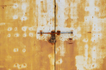 錆た鉄扉の南京錠