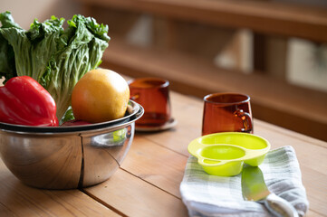 ダイエットのバナーなどに使えそうな野菜のある健康的な食卓