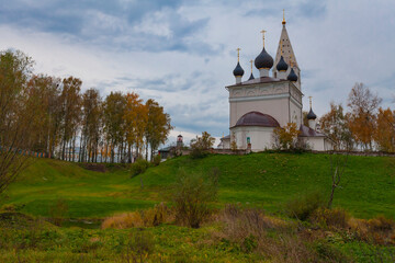 Fototapeta na wymiar Church of Resurrection of Jesus Christ in the russian village Vyatskoe