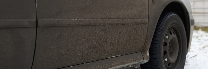 Naklejka premium very dirty gray car in the autumn or winter in the mud. banner