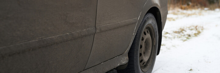 Naklejka premium very dirty gray car in the autumn or winter in the mud. banner