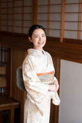 A beautiful Japanese woman who looks good in a kimono omotenashi - obrazy, fototapety, plakaty