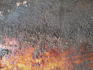 The surface of the pan that has been used for a long time causes damage