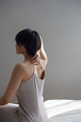 ベッドに腰をかける女性