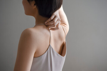 ベッドに腰をかける女性