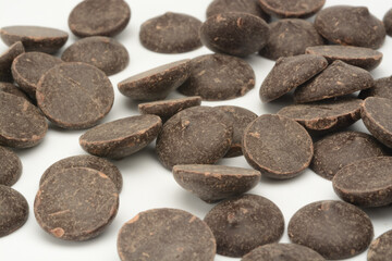 Cobertura de chocolate negro sobre fondo blanco