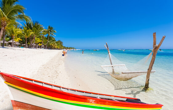Barque et hamac sur plage du Morne-Brabant, &icirc;le Maurice 