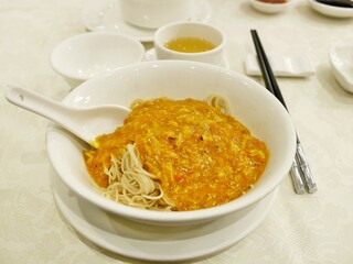 香港の蟹味噌麺（蟹粉拌麺）