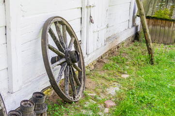 Koło od starego wozu © Miosz