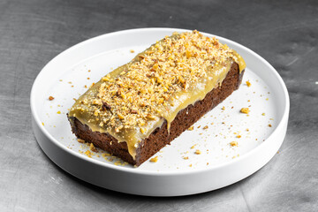 pastel bizcocho casero con glaseado de nueces 