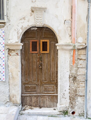 Fototapeta na wymiar Old wooden door along the streets of Vieste.