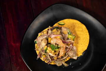 tostadas de mariscos ceviche camaron pulpo frutos del mar comida mexicana 
