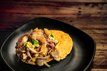 tostadas de mariscos ceviche camaron pulpo frutos del mar comida mexicana 
