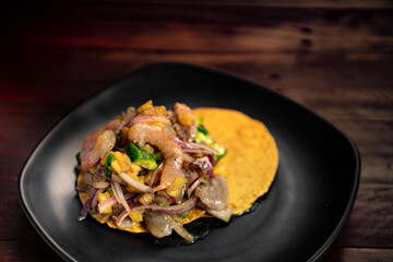 tostadas de mariscos ceviche camaron pulpo frutos del mar comida mexicana 
