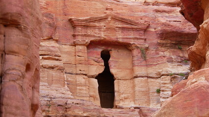 Das Löwen Triclinium beim Aufstieg zum Kloster Ad Deir in Petra, Jordanien