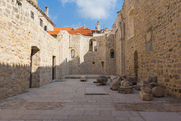Fototapeta na wymiar Courtyard of a historic building in the Old Town of Dubrovnik. Croatia 