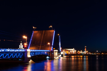Fototapeta na wymiar Dvortsovy bridge at night