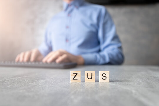 ZUS - zakład ubezpieczeń społecznych, napis - mężczyzna w tle