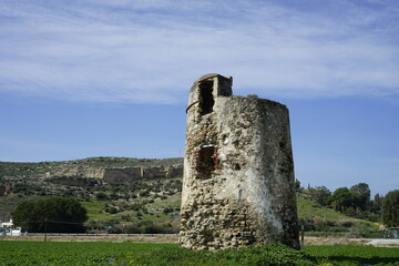 Toma en su entorno natural de la Torre de Toscanos, también llamada Torre de Manganeto, o Torre Manganeta, junto a la desembocadura del Río Vélez, en Torre del Mar (Andalucía).