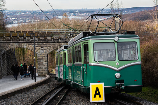 Zahnradbahn auf den Drachenfels an der Station Schloss Drachenburg