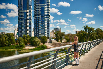 Naklejka premium Sporty girl in the city