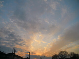 冬の夕暮れの住宅街