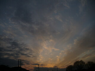 冬の夕暮れの住宅街