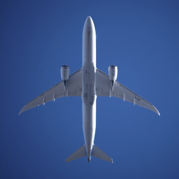 Boeing 787-9 Dreamliner overhead