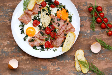 café da manhã de ovos fritos com bacon, verde e cereja, em um prato branco. 