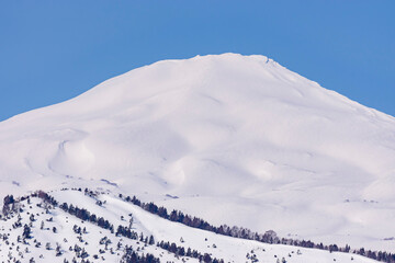 春の晴天の鳥海山
