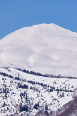 春の晴天の鳥海山