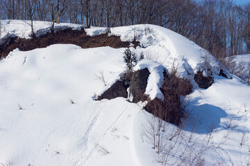 春の晴天の鳥海高原の雪解け