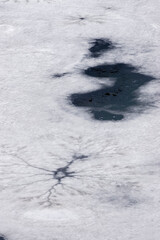 春の湖水の氷が溶け始める