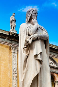 Statue of Dante Alighieri, Piazza dei Signori (Piazza Dante), Verona, Veneto