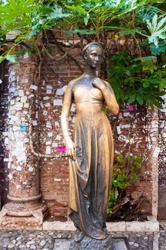 Statue of Juliet, Juliet's house, Verona, Veneto