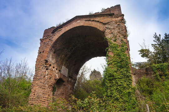 Triumphal arch, Circus of Maxentius, Appian Way, Rome