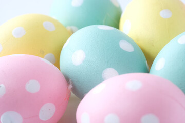 Fototapeta na wymiar bowl of colorful easter eggs on pink 