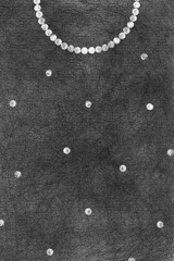 真珠のネックレスとドット　ブラック背景