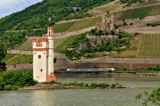 Binger M&auml;useturm auf der M&auml;useturminsel im Rhein mit  der Burgruine Ehrenfels im Hintergrund