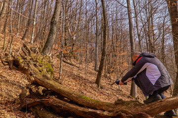 Naklejka premium Professional photographer working in nature on a winter day in the mountains.