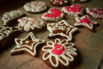 Obraz na płótnie Canvas christmas gingerbread cookies on wooden background