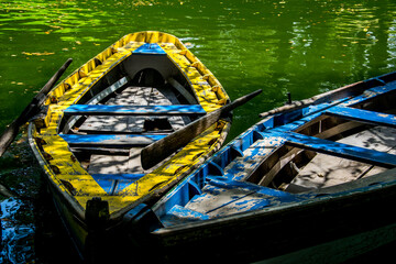 Botes de recreo en uno de los estanques entre abundante vegetación que existen en el recinto del Santuario del Bom Jesus do Monte en Braga