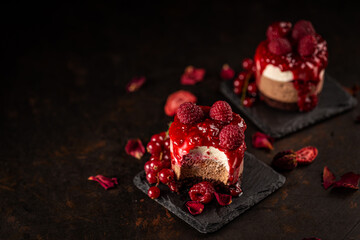 Mini round cake with raspberry