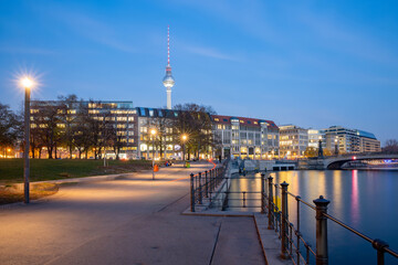 Abends in Berlin Mitte an der Spree © sweasy