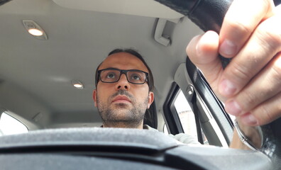 Uomo concentrato alla guida dell'auto