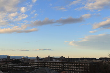 住宅街と日暮れ