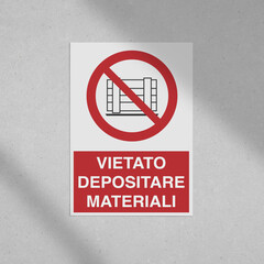 Cartello a muro vietato depositare materiali