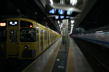 通過していく電車