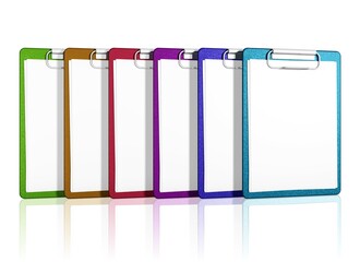 eine Reihe bunter Klemmbretter