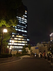 夜のオフィスビル
